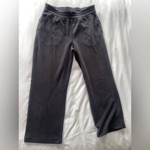 Lululemon soft stream high rise straight legged crop. Size 8